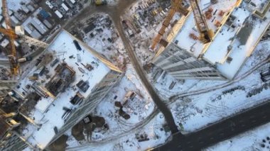 Binadan düşüyor. Benzetim görüntüleri