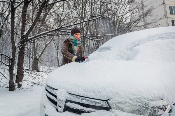 Meisje Bestuurder Reinigt Haar Auto Van Sneeuw Sneeuwval — Stockfoto