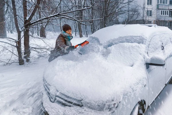 Vrouwelijke Chauffeur Reinigt Voorruit Van Haar Auto Van Sneeuw Autorijden — Stockfoto
