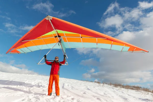 Uomo Felice Che Tiene Colorato Deltaplano Ala Pendio Imparare Volare — Foto Stock