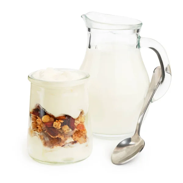 Yoghurt Met Granola Gedroogde Vruchten Melk Pot Lepel Witte Achtergrond — Stockfoto