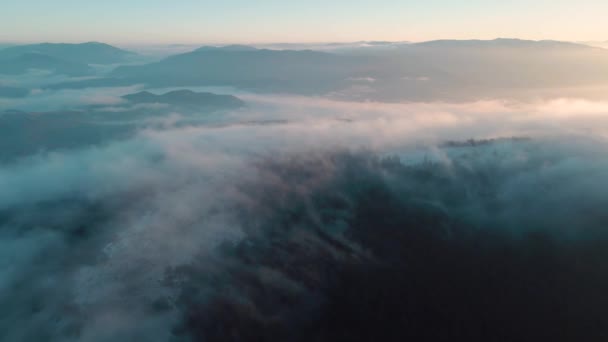 被雾覆盖的高山和山谷 — 图库视频影像