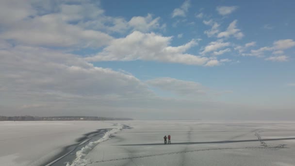Ιανουαρίου 2021 Κίεβο Ουκρανία Δύο Εξερευνητές Περπατούν Στο Ατελείωτο Πεδίο — Αρχείο Βίντεο