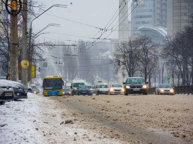2021-02-07 Kyiv, Ukrayna. Şiddetli kar yağışı sırasında trafik sıkışık. Şehirde kötü hava koşulları var.