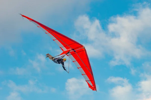 天空中明亮的滑翔翼 极限运动 — 图库照片