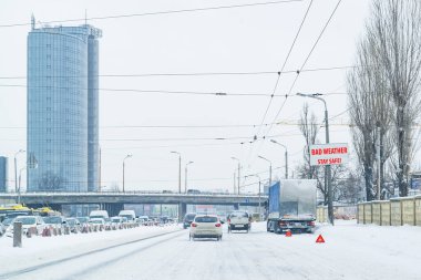 Yoğun kar yağışı sonrası kaygan otoyol. Kötü hava işareti.