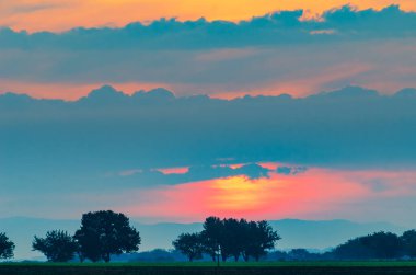 Kırsalda destansı bir gün batımı. Doğa ve çevre arkaplanı. 