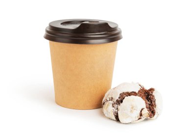 Tek kullanımlık espresso bardağı ve beyaz arka planda browni kurabiyesi.