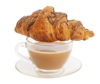 Sütlü kahve ve çikolatalı kruvasan beyaz arka planda, kırpma yolu ile izole edilmiş.