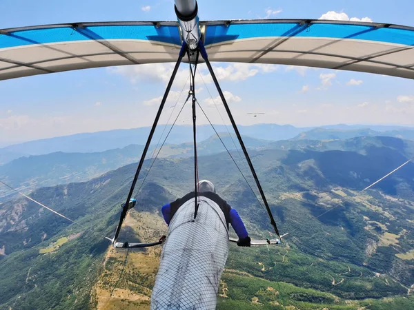 Hang Πιλότοι Ανεμόπτερων Αγώνα Μεγάλο Υψόμετρο Πάνω Από Βουνοκορφές Ακραία — Φωτογραφία Αρχείου