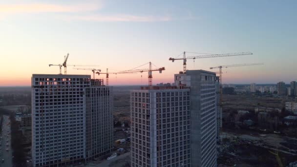 Câmera Aérea Voa Redor Canteiro Obras Com Guindastes Pôr Sol — Vídeo de Stock