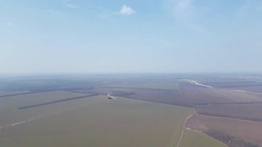 Askılı planör kanadı sonsuz alanların üzerinde süzülür