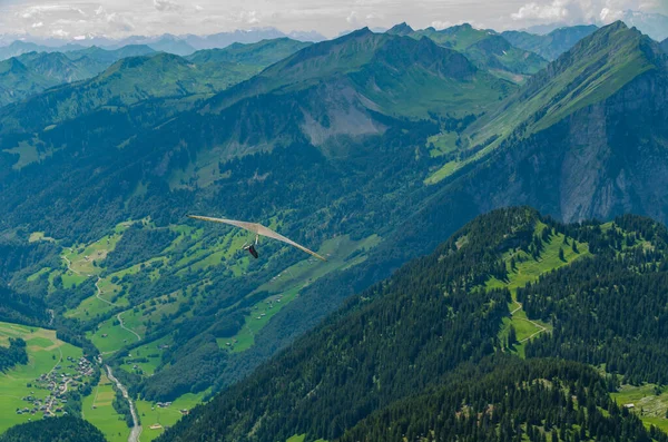 奥地利Diedamskopf高山山峰之间悬挂滑翔翼 — 图库照片