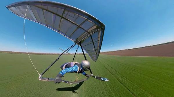 Deltavlieger Nadert Landing Het Groene Grasveld Extreme Sport — Stockfoto