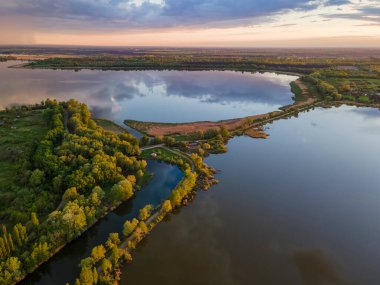 Göllerde gün batımı. İnanılmaz hava manzarası.