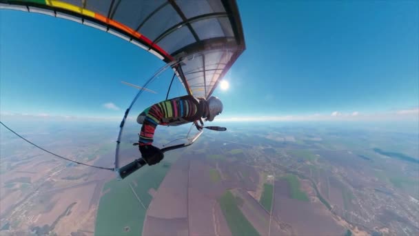 高高度で明るい虹色のハンググライダー — ストック動画