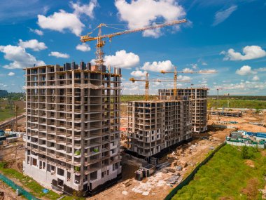 İnşaat alanında harika bir gün. Yeni binalar, vinçler, hava fotoğrafları.