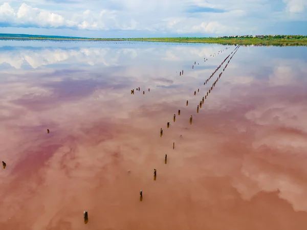 Incredibile Lago Salato Rosa Con Riflessi Nuvolosi Località Naturale Kuyalnyk — Foto Stock