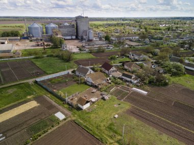 Yahotyn, Ukrayna 'daki kırsal hava manzarası. Tarlaları ve küçük fabrikası olan köy evleri.