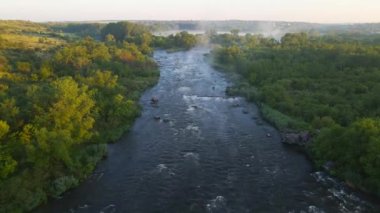 Dağ nehrinde harika bir sabah. Hızlı akan ve sörf yapan bir nehir.