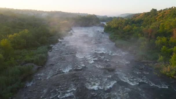 Wilder Fluss Mit Schnellem Fluss Und Brandung Luftaufnahmen — Stockvideo