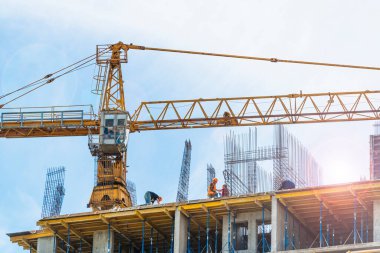 2021-05-21 Kyiv, Ukrayna. İnşaat alanında bir gün. İşçiler yeni çok katlı binanın çatısında. Hızlı büyüyen şehirde yeni şehir bölgelerinin gelişimi