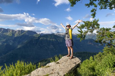 Mutlu turist Julian Alpleri 'nin güzel manzarasının tadını çıkarıyor.