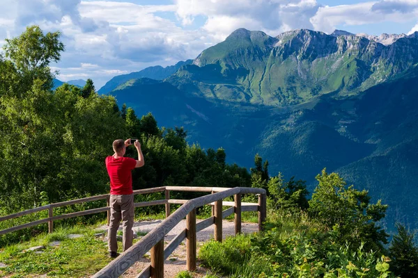 Bir turist Slovenya 'daki Julian Alps manzarasına hayran ve fotoğraf çekiyor