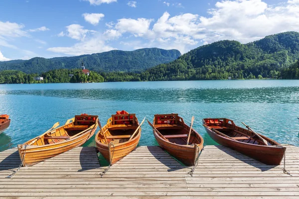 布莱德湖中供游客乘坐的木船 — 图库照片