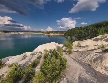 Manzaralı vahşi göl. Benimkini Ukrayna 'da su bastı. Gizli turizm mücevheri