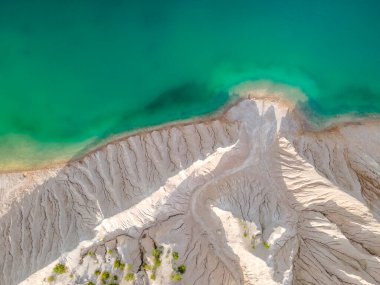 Yukarıdan zümrüt kıyısı. Yaz doğası arka planı