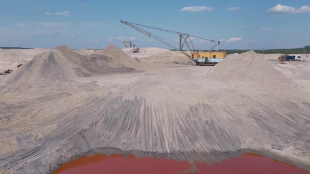 チタン鉱石採石場のウォーキング掘削機 — ストック動画