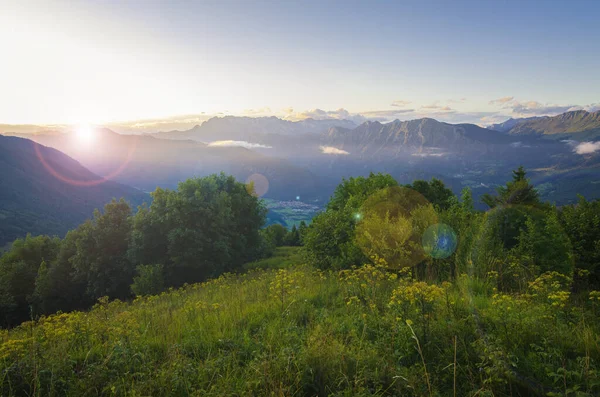 Puesta Sol Valle Soca Eslovenia Prado Con Wiew Montaña Los —  Fotos de Stock