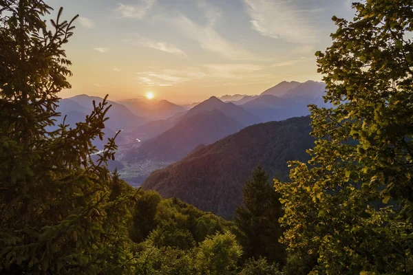 Pôr Sol Mágico Vale Soca Eslovénia Vale Montanha Nebuloso Noite — Fotografia de Stock