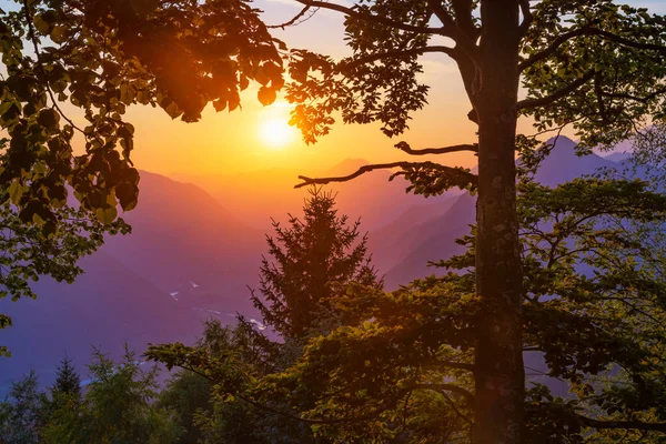 山の谷の壮大な夕日 スロベニアのソカ渓谷 コバラで暖かい夏の夜 — ストック写真