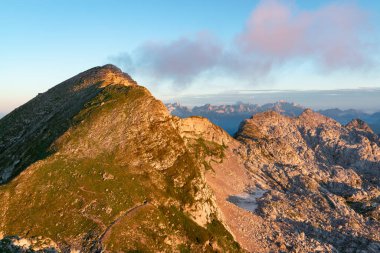 Slovenya 'nın Julian Alplerindeki ünlü Krn dağı, gün doğumunda