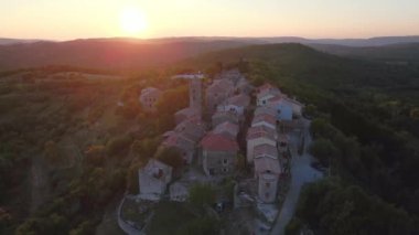 Tepenin tepesindeki antik ortaçağ kasabası. Dünyanın en küçük kasabası.