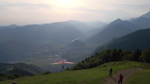 山の日没の高さで風景ハンググライダー離陸 — ストック動画