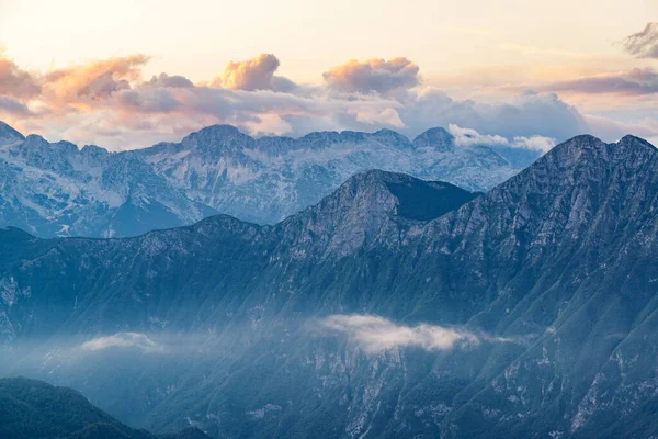 Skaliste Pasmo Górskie Dramatyczne Chmury Zachodzie Słońca — Zdjęcie stockowe