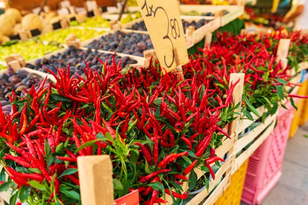 Red Pepper Street Market Shelves Fresh Red Hot Chili Peppers — Stock Photo, Image