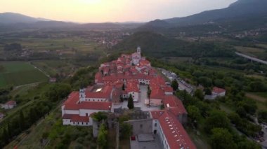 Tepenin tepesinde güzel bir ortaçağ kasabası. Vipavski Kriz, Slovenya
