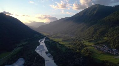 Dağ vadisinde gün batımı yeşil tarlalar ve nehirle. Slovenya Soca Vadisi 'ndeki hava görüntüleri