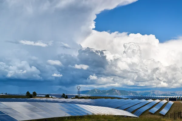 Zonnepanelen en wolken — Stockfoto