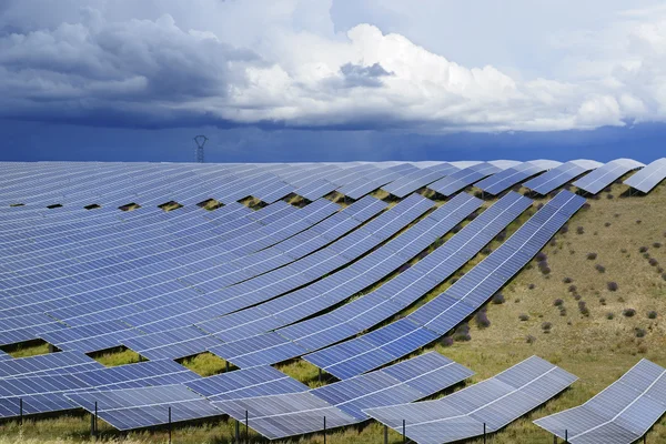 太陽電池パネルと嵐 — ストック写真