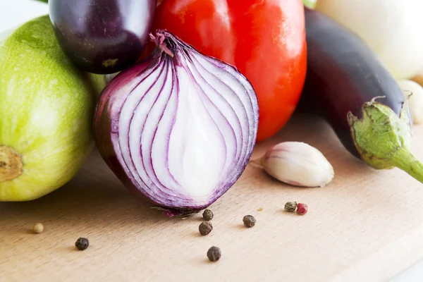 Las verduras en un tablero clos-up —  Fotos de Stock