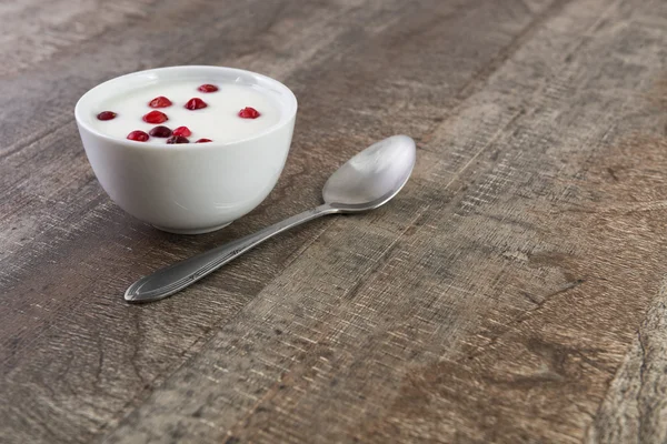 Yoghurt op tafel — Stockfoto