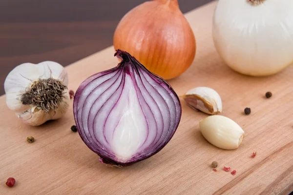 Zwiebeln und Knoblauch — Stockfoto