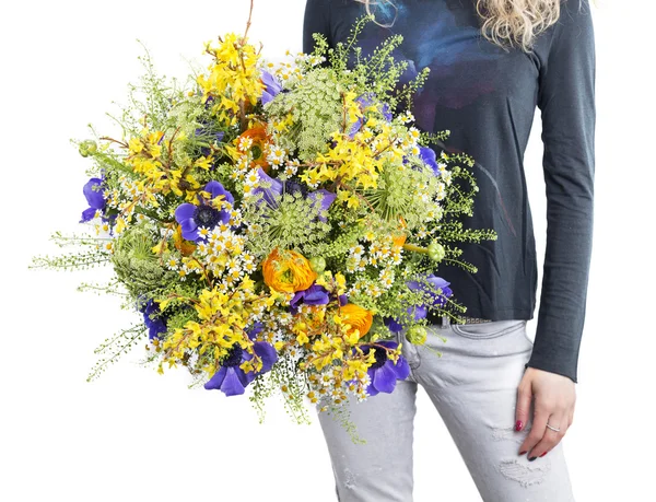 Vrouw met wilde bloemen boeket — Stockfoto