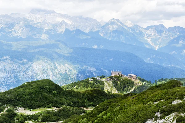 Skihotel in de zomer — Stockfoto