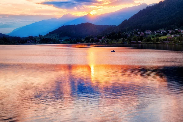 Pôr do sol no lago — Fotografia de Stock